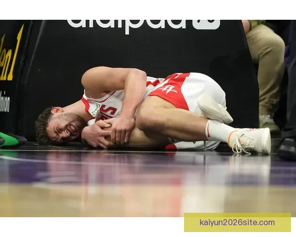 申京疑似腰部受伤多次捂腰返回更衣室比赛情况引关注